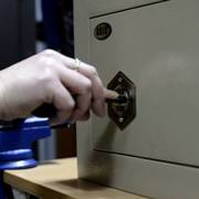 Установка глазка в сейфах